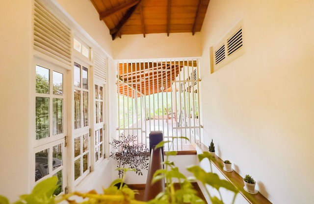 Charming 4-bedroom bed & breakfast in lovely Hindagala with WiFi, AC