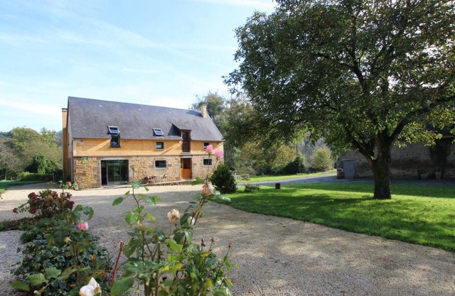 Charming 4-Bedroom Cottage with Garden, Near Mont Saint-Michel