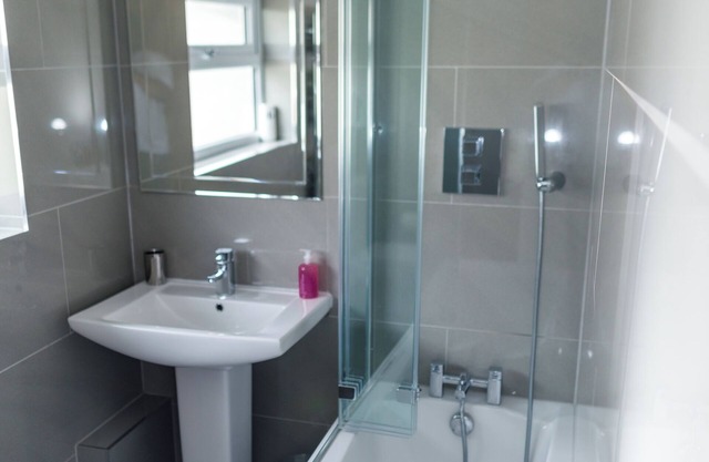 Charming 4-Bedroom Cottage in Windsor with Parking