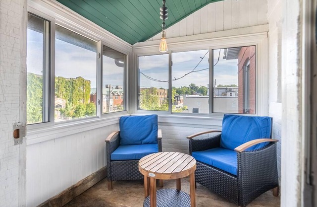 Charming 4 bedroom Downtown Authentic Apartment