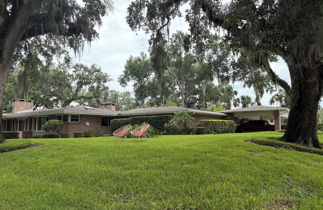 Charming 4-bedroom estate with WiFi, AC in pleasant Lakeland Must see !