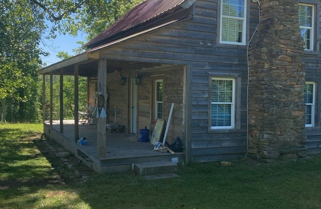 Charming 4-bedroom farmhouse w/WiFi, AC in lovely Eastatoee Valley, Sunset, SC.