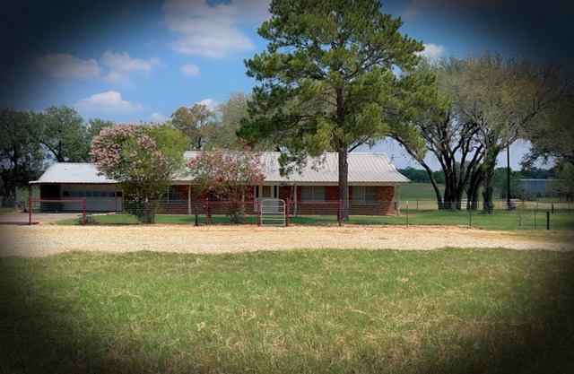 Charming 4-bedroom farmhouse with AC in welcoming Moore