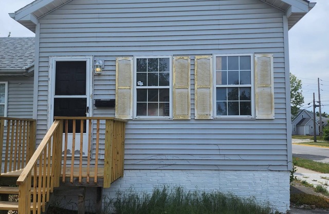 Charming 4-bedroom house with WiFi and AC in gorgeous Three Oaks