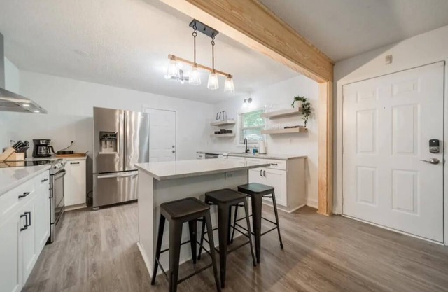 Charming 4 bedroom house just outside of Uptown