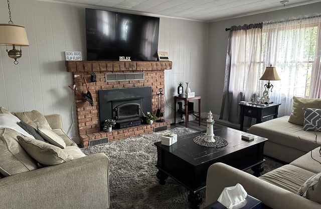 Charming 4-bedroom house with WiFi and AC in peaceful Lake City. Sleeps 12.