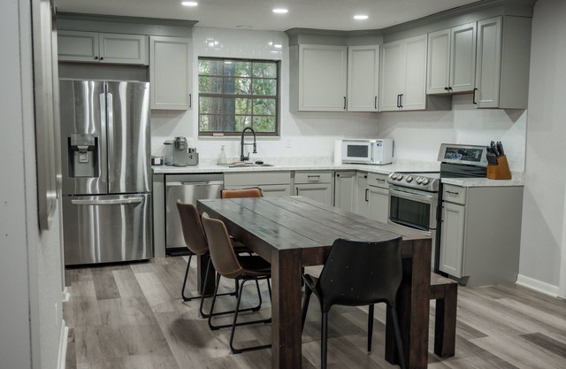 Charming 4- bedroom house with AC and WiFi in peaceful Lake City