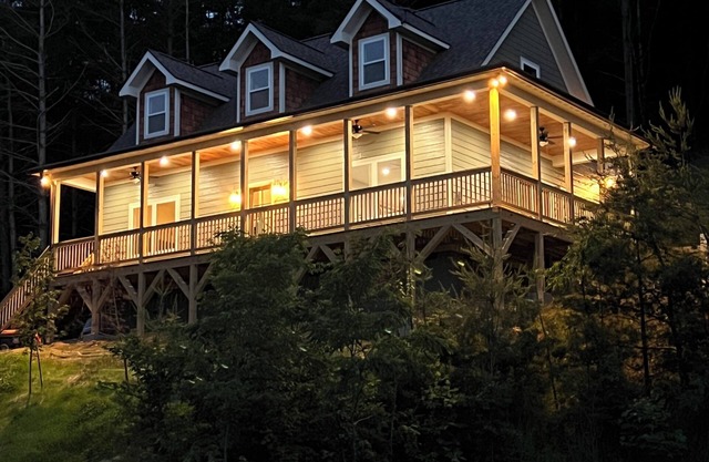 Charming 4 Bedroom House w/Hot Tub, nGreat Views, 9 Miles to Downtown Asheville