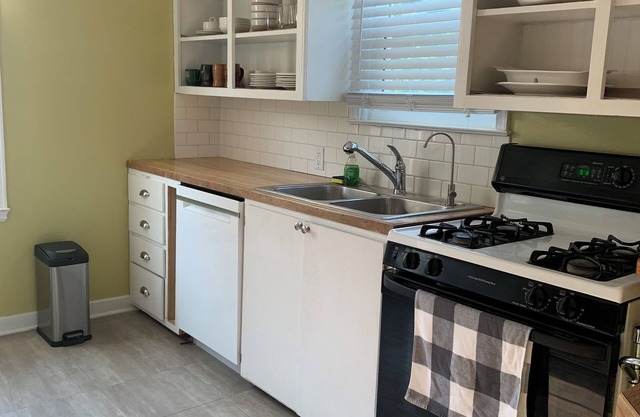Charming 4-bedroom house; Downtown,Creek walking/bikepaths are 2 blocks away.