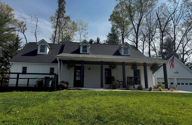Charming 4-bedroom house with privacy and mountain top view.