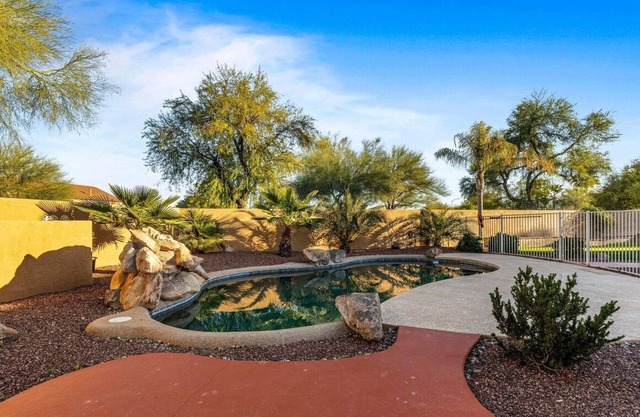 Charming 4-bedroom house with Pool BBQ & Firepit close to freeway