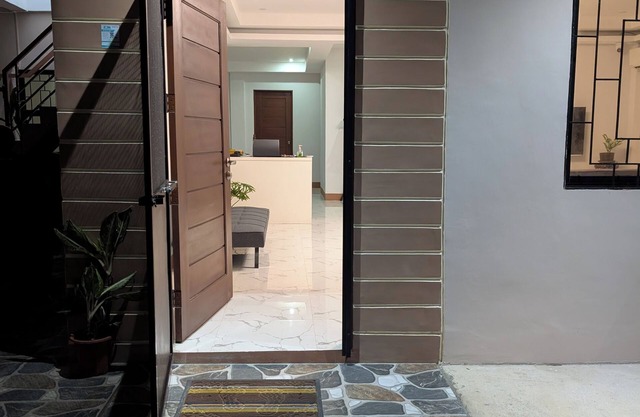 Charming 4-bedroom house with AC and WiFi with power generator during brown outs