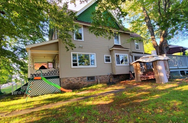Charming 4-bedroom house with Lakeview and AC in Bethel