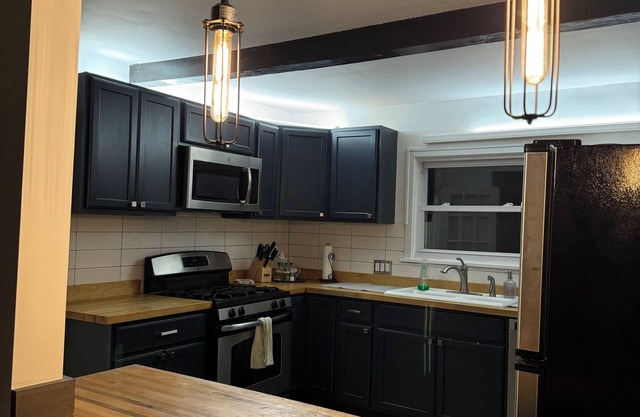 Charming 4-bedroom house with WiFi and AC in DeKalb