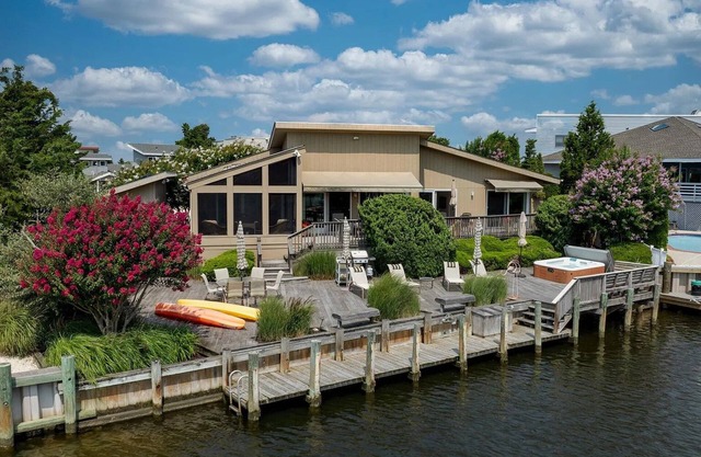 Charming 4-bedroom waterfront house Quiet Beach Haven Loveladies