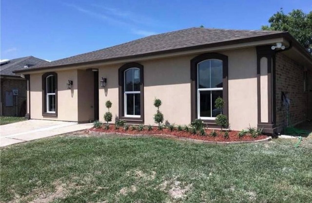 Charming 4-bedroom house in New Orleans Subdivision with WiFi, AC, & security.