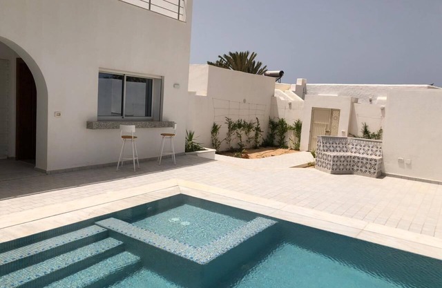 Charming 4-bedroom villa with swimming pool.WiFi and AC in djerba Houmt Souk
