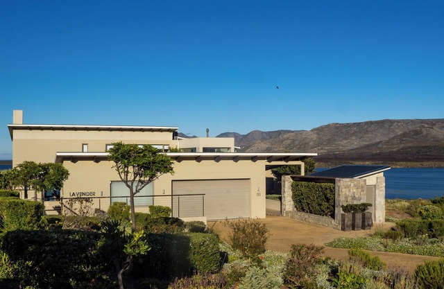 Charming 4-bedroom villa with WiFi, AC in serene Hermanus