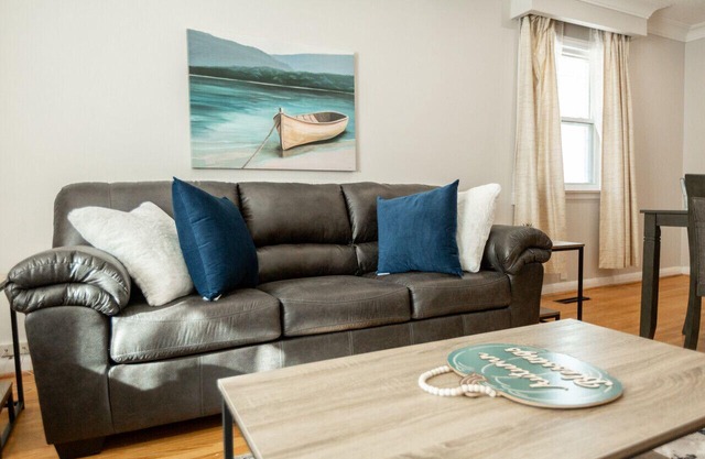Charming 4BR Barrie Retreat with Backyard