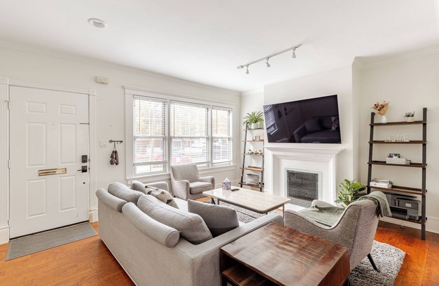 Charming 4BR Duplex in Oak Lawn Private Backyard