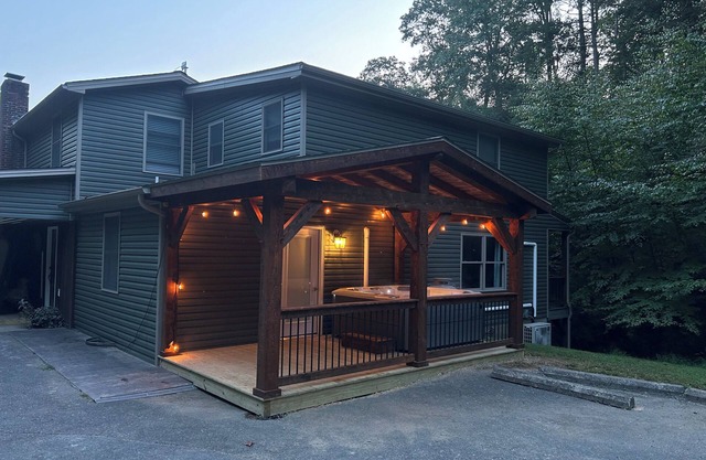 Charming 5-bedroom cabin with Hot tub + Pickle-ball court