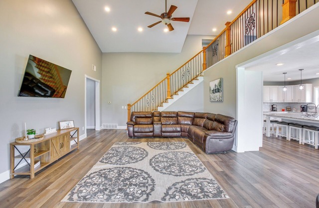 Charming 5-bedroom Cadillac Retreat W/Private Hot Tub Shared Basketball Court