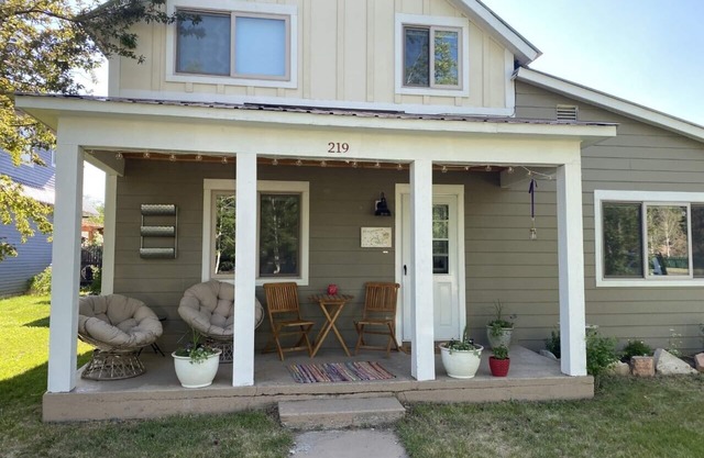 Charming 5 Bedroom in town with 6 bikes!