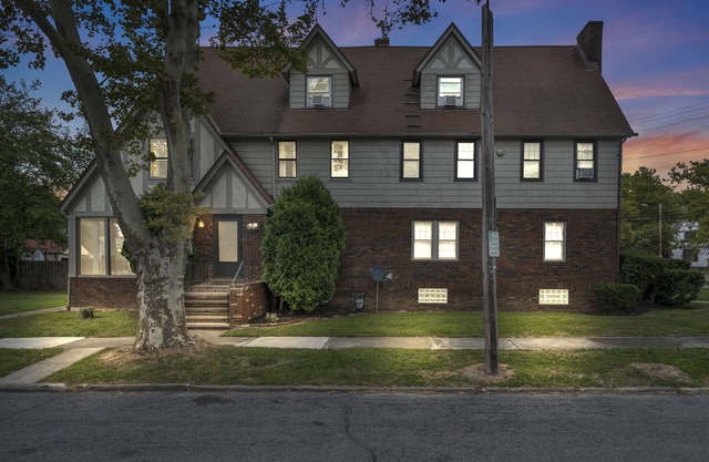 Charming 5BR Cleveland Heights Home, 7 Beds, 2.5 Baths, Family-Friendly