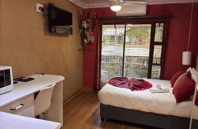 Charming 6-bedroom B&B with AC, WiFi in peaceful Rustenburg