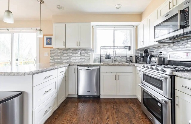 Charming 6 BR Home w/Game Room Perfect for Groups