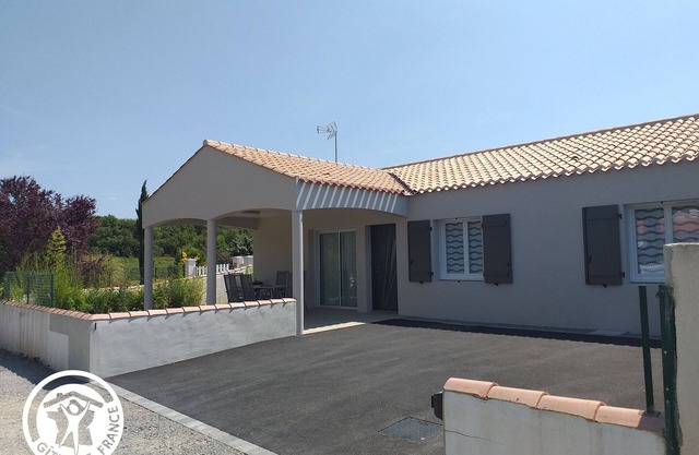 Charming 6-Person Cottage Near Ocean & Cycling Routes