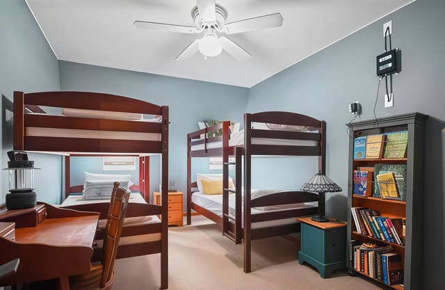 Charming 7-bedroom farmhouse with AC, WiFi in welcoming Honesdale