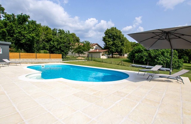 Charming 9-Person Home with Shared Pool, Private Pond, Near Brantôme and Périgueux