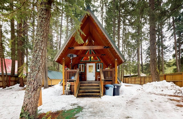 Charming A-frame home with modern appliances & private patio