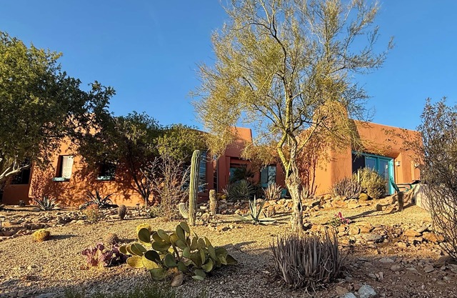 Charming Adobe Casita! Large lot in upscale quiet neighborhood. STR 15734641