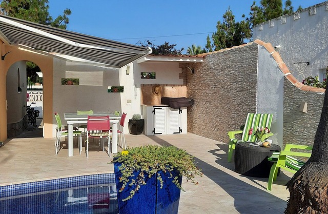 CHARMING AIR-CONDITIONED VILLA WITH PRIVATE POOL, GARDEN, NEAR THE SEA AND SHOPS
