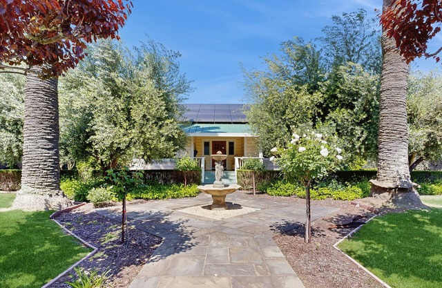 Charming Alexander Valley Farmhouse with loft, hot tub & a complementary tasting