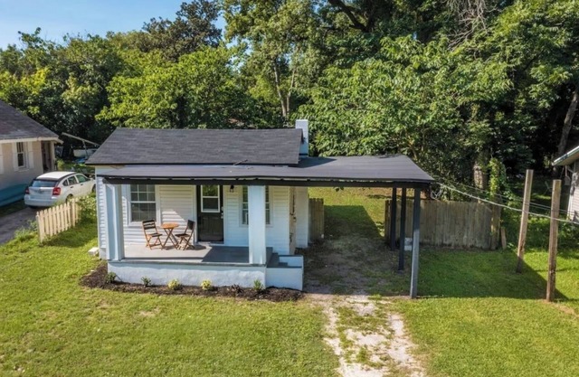 Charming and affordable 2-bedroom home in Avondale w/WiFi, AC, essentials