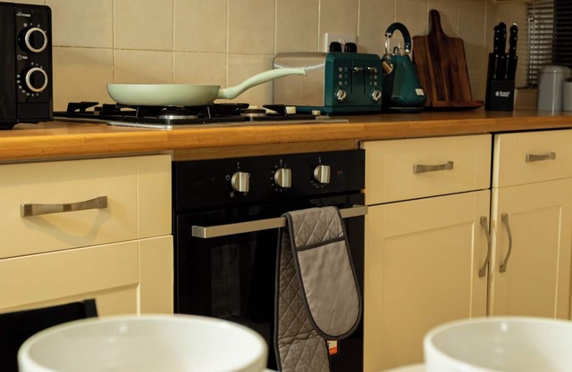 Charming and Cosy Home- Sleeps 4, Free Parking, Private Patio - Central Warwick