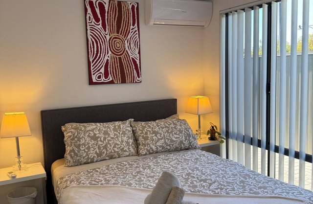Charming and Cozy 2-bedroom bungalow with AC, WiFi and parking in Coolbellup.