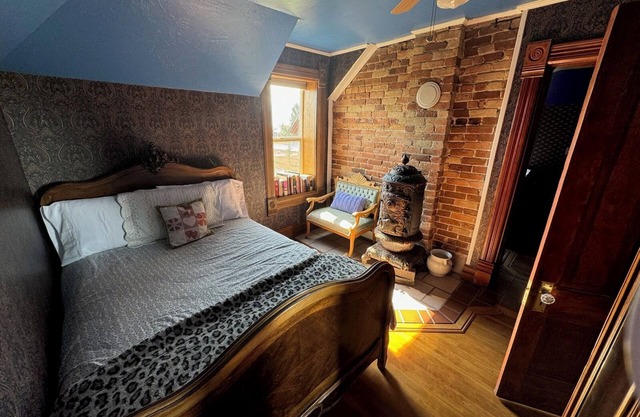 Charming and Cozy – Emma’s Perfect Getaway- Spacious 5 Bedroom~