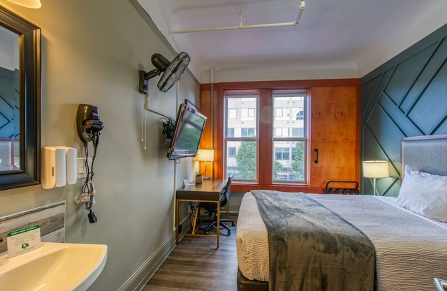 Charming and Cozy Room in Downtown