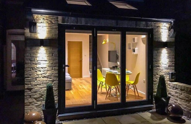 Charming and Modern 2 Bedroom House with Parking