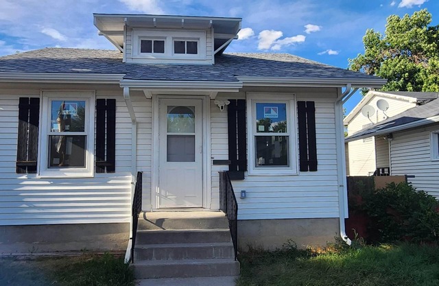 Charming and newly remodeled 1-bedroom house centrally located in Casper.