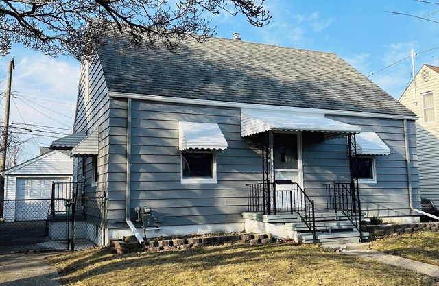 Charming and Spacious 3-bedroom House with WiFi, AC in nice Ferndale, MI