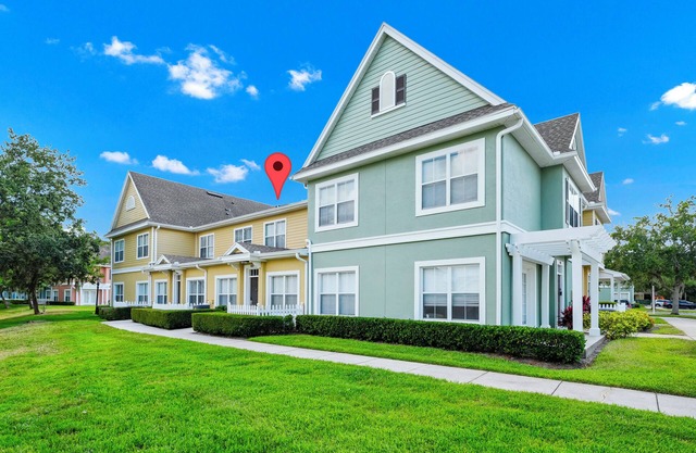 Charming and Themed 3-bedroom townhome with Pools and fitness room in Kissimmee
