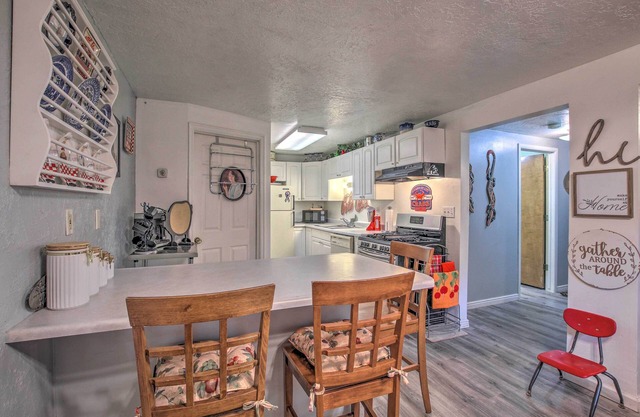 Charming Apartment < 1 Mi to Logan River & Zootah!