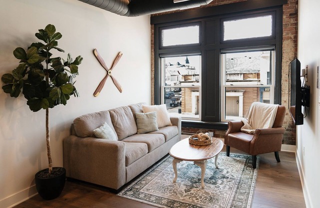 Charming Apartment Downtown Troy