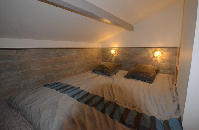 Charming apartment in a Côte d'Azur villa, private garden and swimming pool.