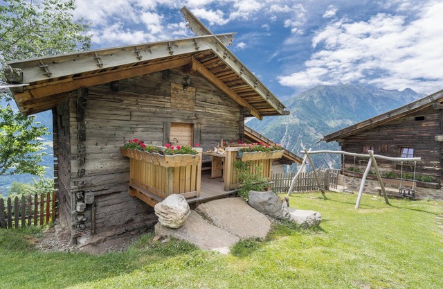 Charming Apartment Kornkammer Lodge with Mountain View, Wi-Fi & Garden; Parking Available